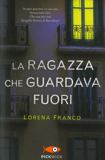 Ragazza che guardava fuori