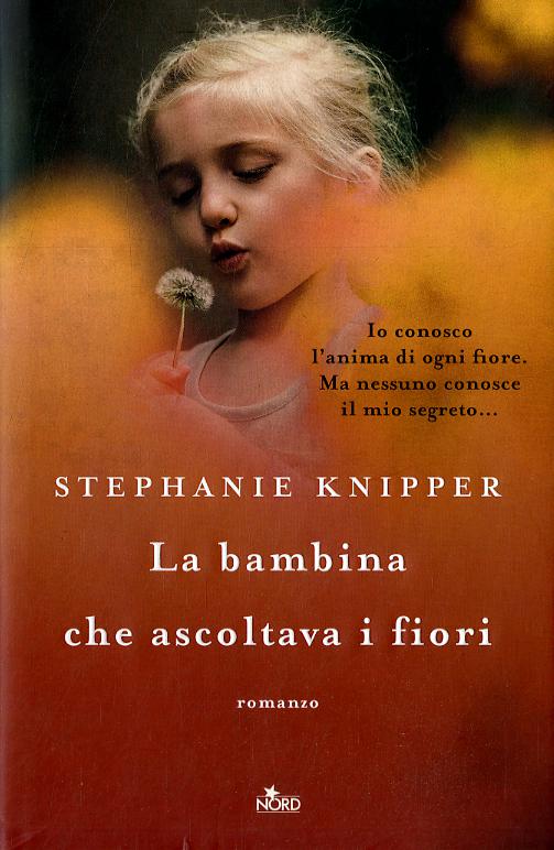 Bambina che ascoltava i fiori